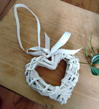 Rieten / rotan hart met lint - wit - 1