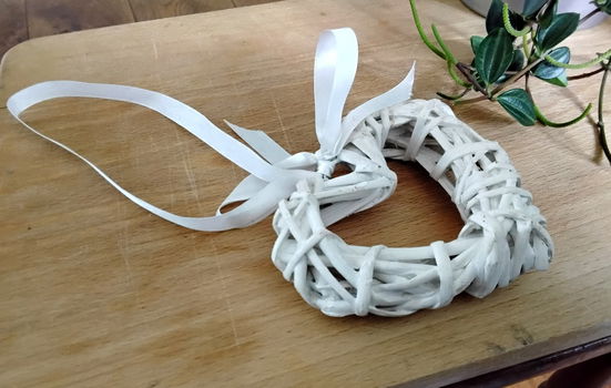 Rieten / rotan hart met lint - wit - 2