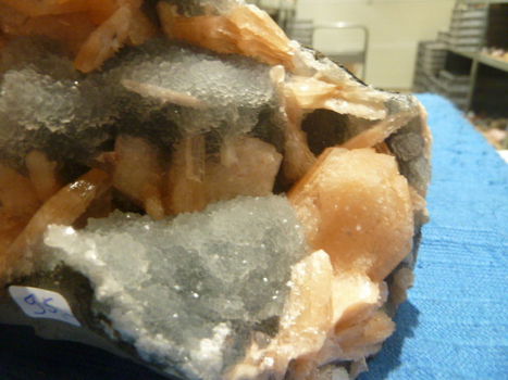 Chalcedoon met kwarts en roze stilbiet - 2