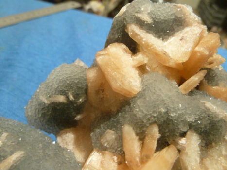 Chalcedoon met kwarts en roze stilbiet - 3