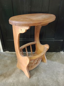 Bijzonder houten bijzettafeltje met tijdschriftenvak - 3