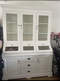 Witte houten buffetkast