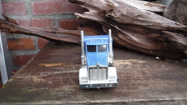 Kenworth T 909 schaalmodel - 1