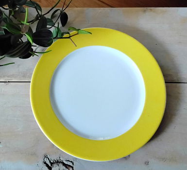 Bordje met gele rand - ontbijtbord - gebaksbord - 1