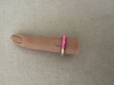 Gouden met neon roze strass ring met monogram klavertjes
