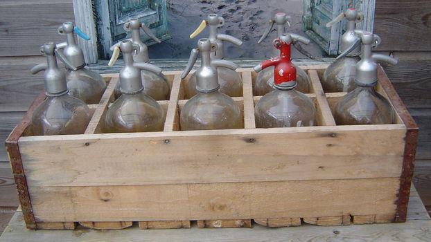 Brocante houten krat met spuitflessen - 1
