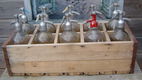 Brocante houten krat met spuitflessen - 1 - Thumbnail