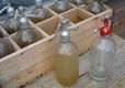 Brocante houten krat met spuitflessen - 2 - Thumbnail