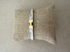 Gouden parelmoeren bangle armband met letter H waterproof