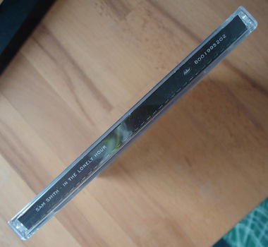 Te koop de originele CD In The Lonely Hour van Sam Smith. - 4