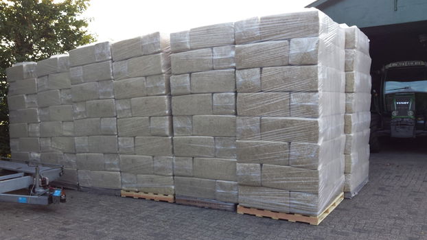 Tekoop baaltjes zaagsel, gemalen tarwe & koolzaadstro, ideaal strooisel voor in de ligboxen. - 0