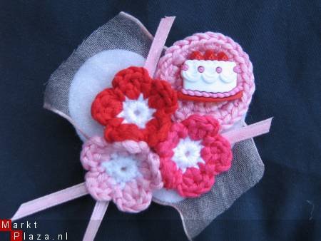 ** Vilten verjaardagsbroche met gehaakte bloemetjes - nr. 1