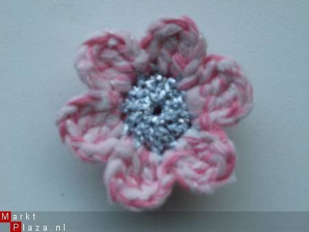 ** Verstelbare ring met roze/zilveren gehaakte bloem - nr. 1