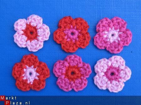 ** Setje van 6 rood/roze gehaakte bloemetjes (3 cm) - 0
