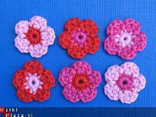 ** Setje van 6 rood/roze gehaakte bloemetjes (3 cm)
