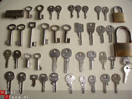 41 sleutels en drie slotjes. - 1