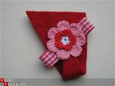 ** Driehoekige vilten broche (rood)