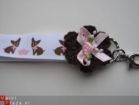 ** Chihuahua keycord met gehaakte bloem (wit) - 1